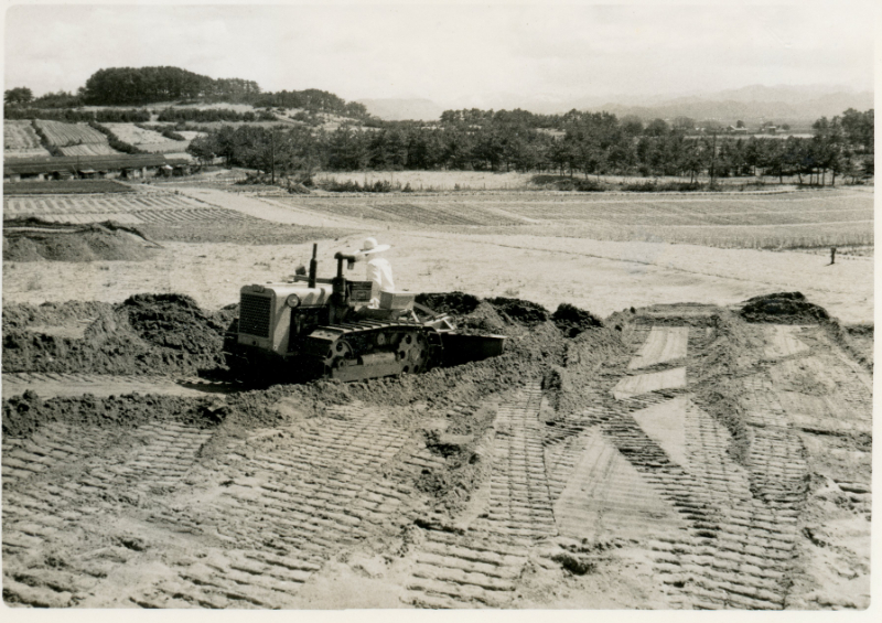 1961年？　 ブルドーザーによる圃場の整地作業