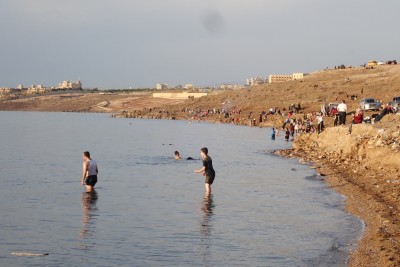 死海で楽しむヨルダン市民