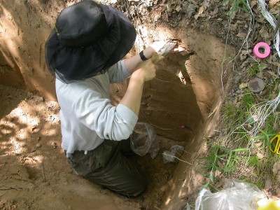 土壌調査を行う徳地博士（京大）