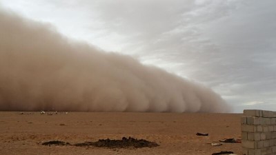自然現象と影響1：砂塵嵐の壁が迫る様子